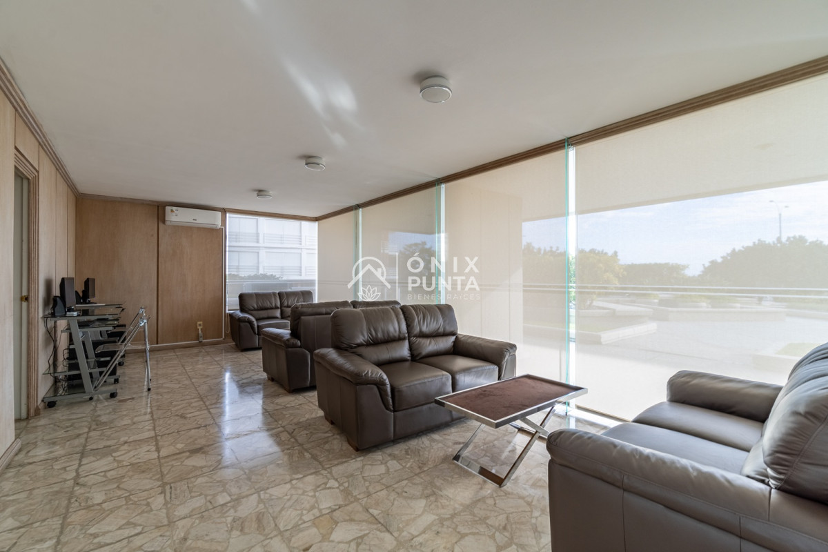 Apartamento ID.66 - Venta Apartamento de 3 dormitorios en Playa Mansa, Punta del Este