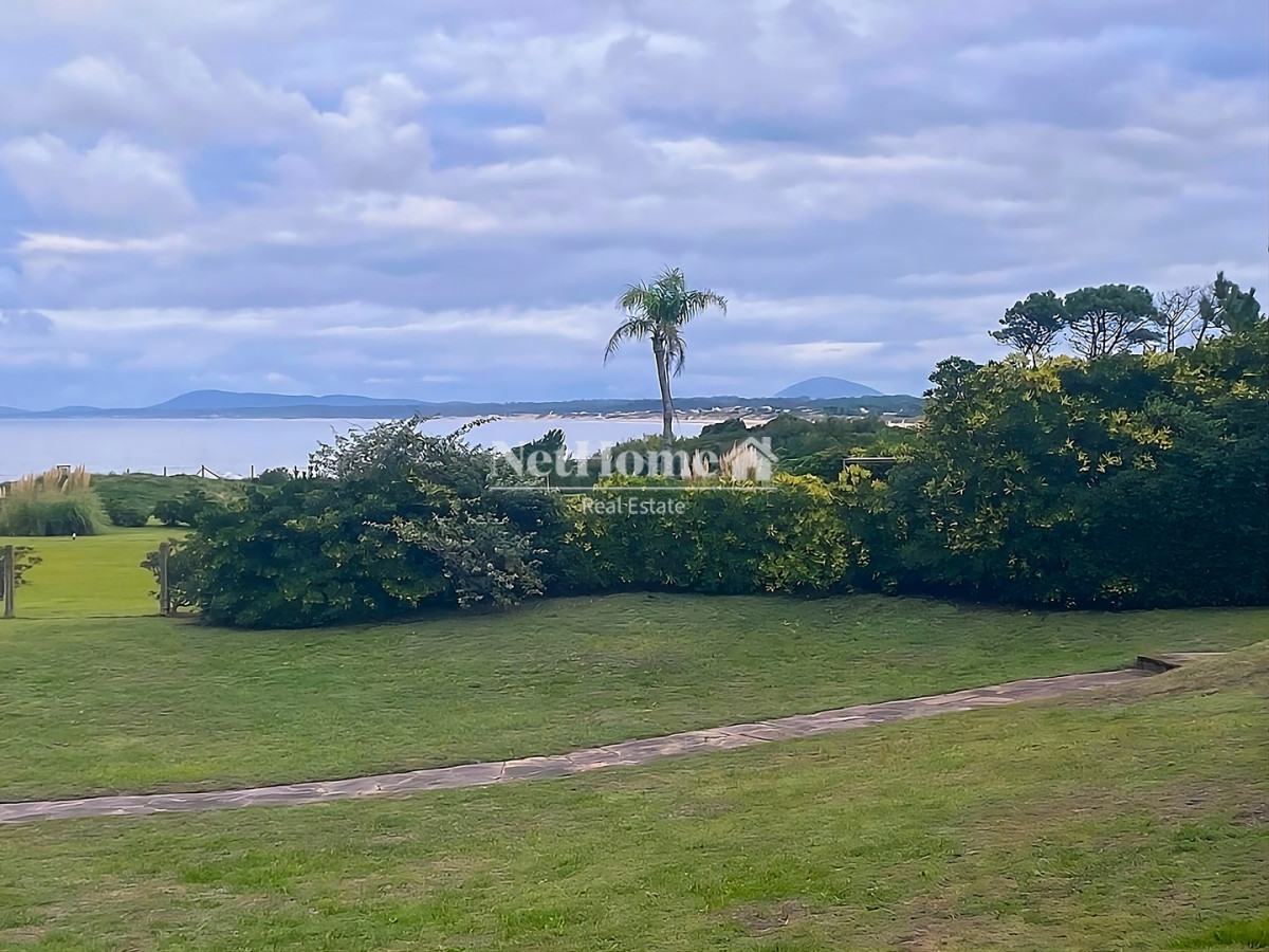 Casa ID.67 - Punta Ballena 4 Dormitorios + Dependencia Casa en primera linea al Mar Amplio Jardín