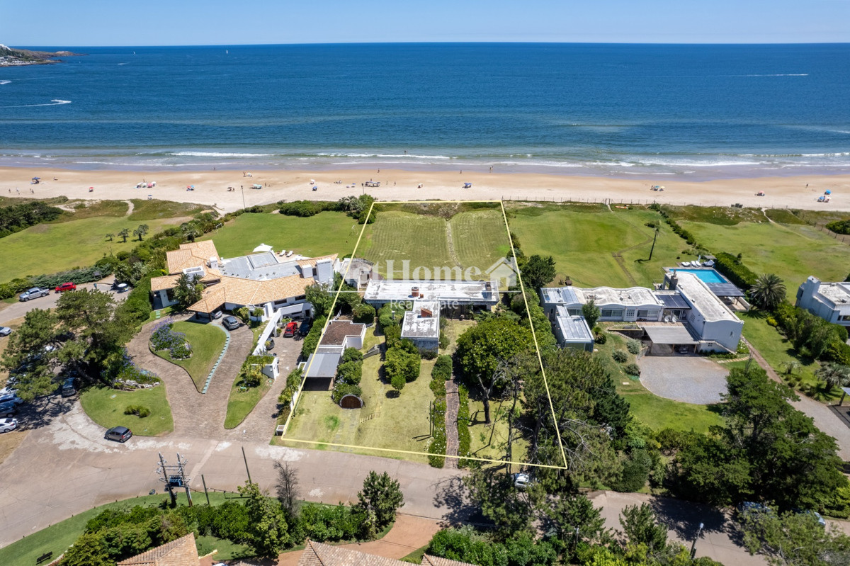 Casa ID.67 - Punta Ballena 4 Dormitorios + Dependencia Casa en primera linea al Mar Amplio Jardín