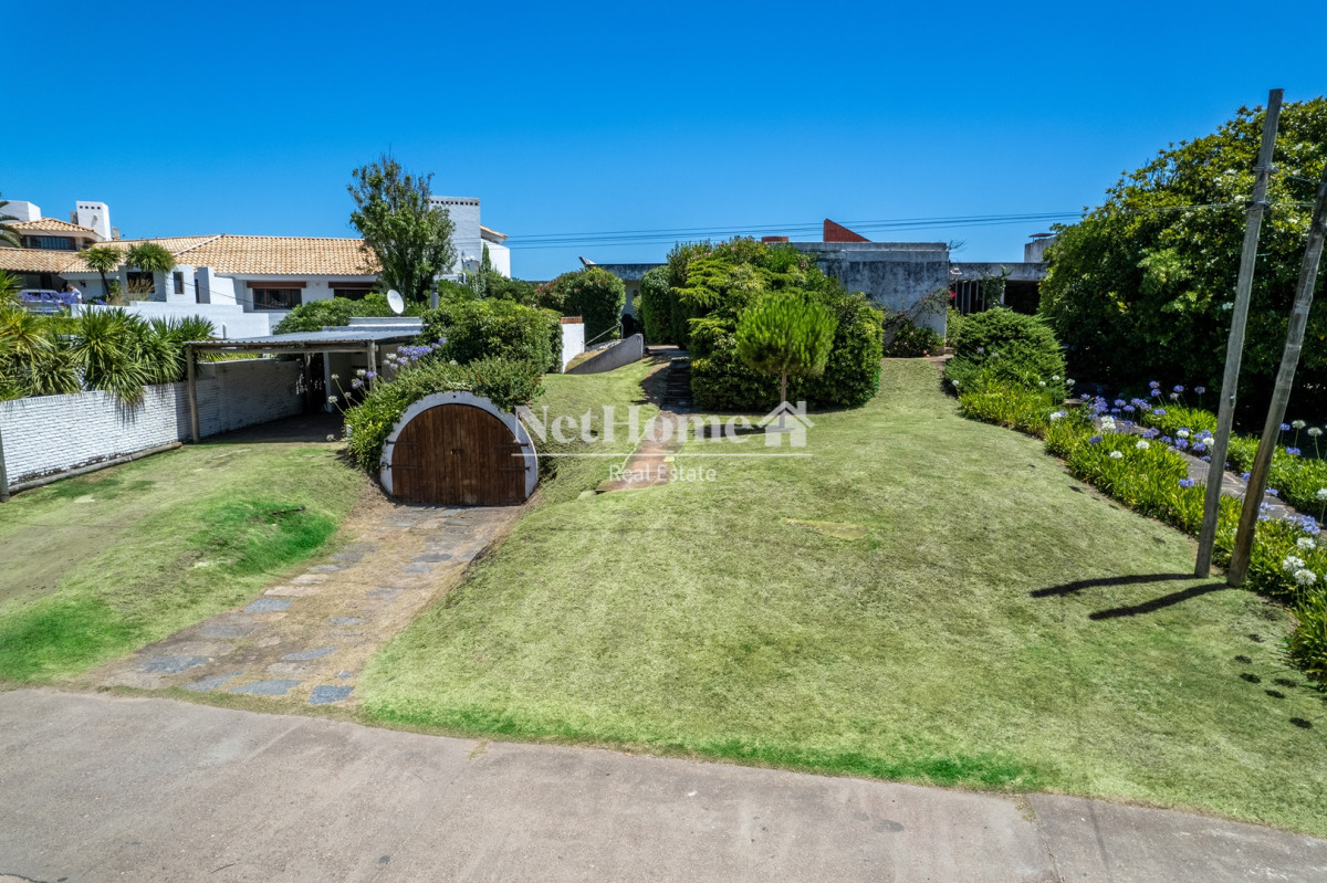 Casa ID.67 - Punta Ballena 4 Dormitorios + Dependencia Casa en primera linea al Mar Amplio Jardín