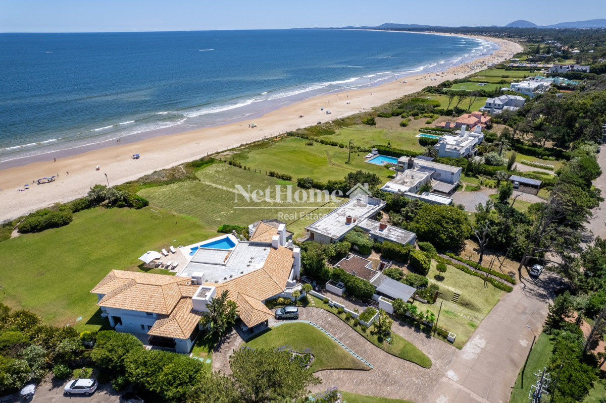 Casa ID.67 - Punta Ballena 4 Dormitorios + Dependencia Casa en primera linea al Mar Amplio Jardín