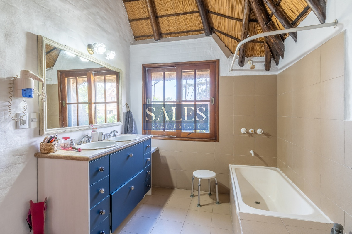Casa ID.861 - ¡Tu Refugio Soñado en Pinares, Punta del Este!