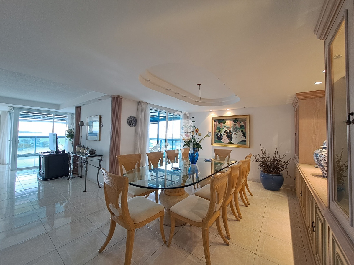 Venta apartamento 3 dormitorios en suite, Playa Mansa  - Beverly Tower - Ref : PBI12741