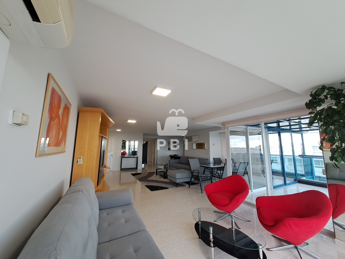 Venta apartamento 3 dormitorios en suite, Playa Mansa. - Beverly Tower - Ref : PBI12743