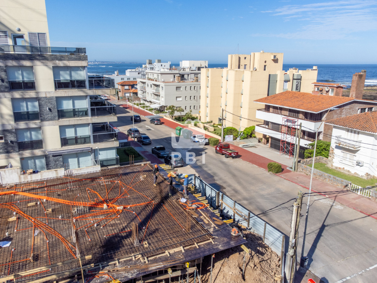 UHJlc2VudGFtb3MgRWRpZmljaW8gTU9ERUxPLCBlbCBudWV2byBsYW56YW1pZW50byBlbiBsYSBQZW7DrW5zdWxhLCBQdW50YSBkZWwgRXN0ZS4gLSBNb2RlbG8gUGVuw61uc3VsYSAgLSBSZWYgOiBQQkkxNTM5NQ==