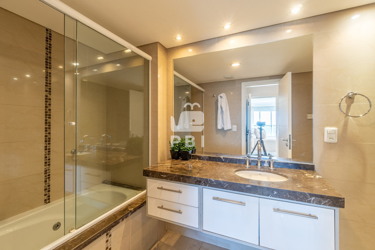 RXhjbHVzaXZvIGFwYXJ0YW1lbnRvIGRlIDMgZG9ybWl0b3Jpb3MgY29uIGRlcGVuZGVuY2lhIGVuIENhc2lubyBUb3dlciAtIENhc2lubyBUb3dlciAtIFJlZiA6IFBCSTE1NjI4