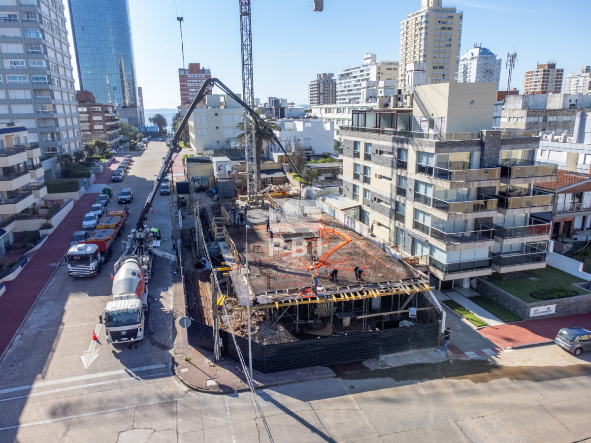 UHJlc2VudGFtb3MgRWRpZmljaW8gTU9ERUxPLCBlbCBudWV2byBsYW56YW1pZW50byBlbiBsYSBQZW7DrW5zdWxhLCBQdW50YSBkZWwgRXN0ZS4gLSBNb2RlbG8gUGVuw61uc3VsYSAgLSBSZWYgOiBQQkkxNTM5NA==