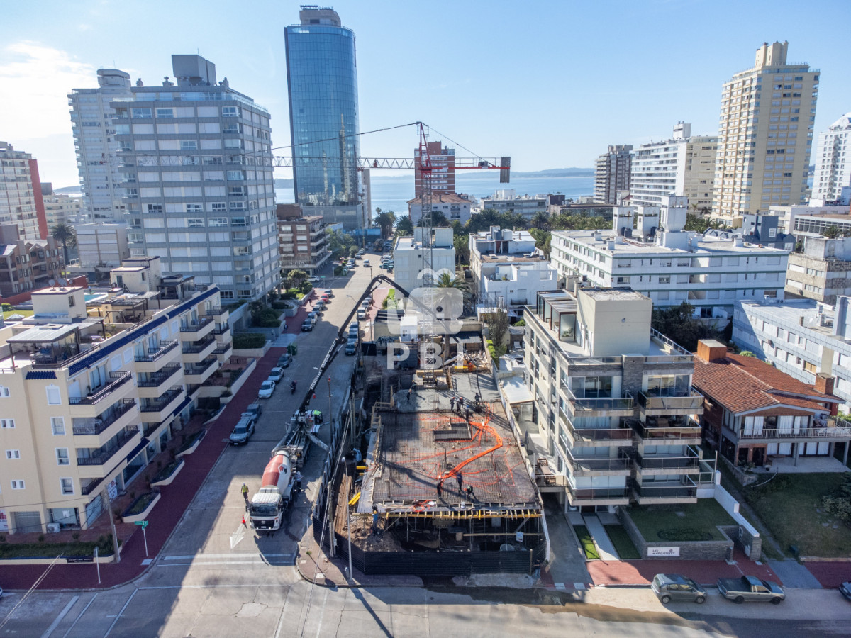 UHJlc2VudGFtb3MgRWRpZmljaW8gTU9ERUxPLCBlbCBudWV2byBsYW56YW1pZW50byBlbiBsYSBQZW7DrW5zdWxhLCBQdW50YSBkZWwgRXN0ZS4gLSBNb2RlbG8gUGVuw61uc3VsYSAgLSBSZWYgOiBQQkkxNTM5Mw==