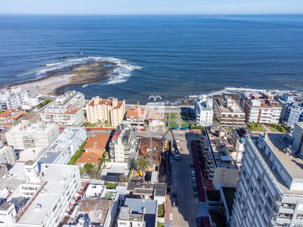 UHJlc2VudGFtb3MgRWRpZmljaW8gTU9ERUxPLCBlbCBudWV2byBsYW56YW1pZW50byBlbiBsYSBQZW7DrW5zdWxhLCBQdW50YSBkZWwgRXN0ZS4gLSBNb2RlbG8gUGVuw61uc3VsYSAgLSBSZWYgOiBQQkkxNTM5Mw==