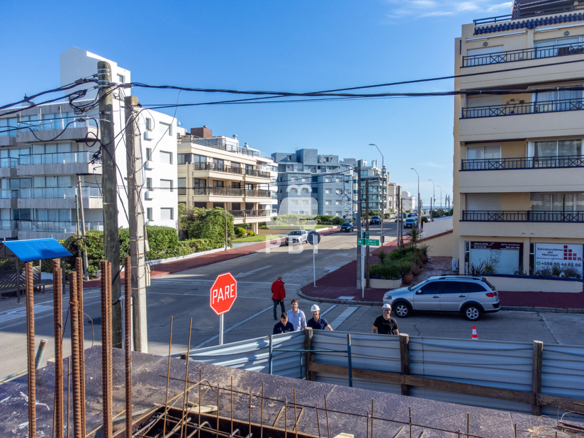 UHJlc2VudGFtb3MgRWRpZmljaW8gTU9ERUxPLCBlbCBudWV2byBsYW56YW1pZW50byBlbiBsYSBQZW7DrW5zdWxhLCBQdW50YSBkZWwgRXN0ZS4gLSBNb2RlbG8gUGVuw61uc3VsYSAgLSBSZWYgOiBQQkkxNTM5NQ==