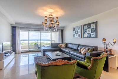 Espectacular apartamento en venta 3 suites y dependencia, Playa Brava. 