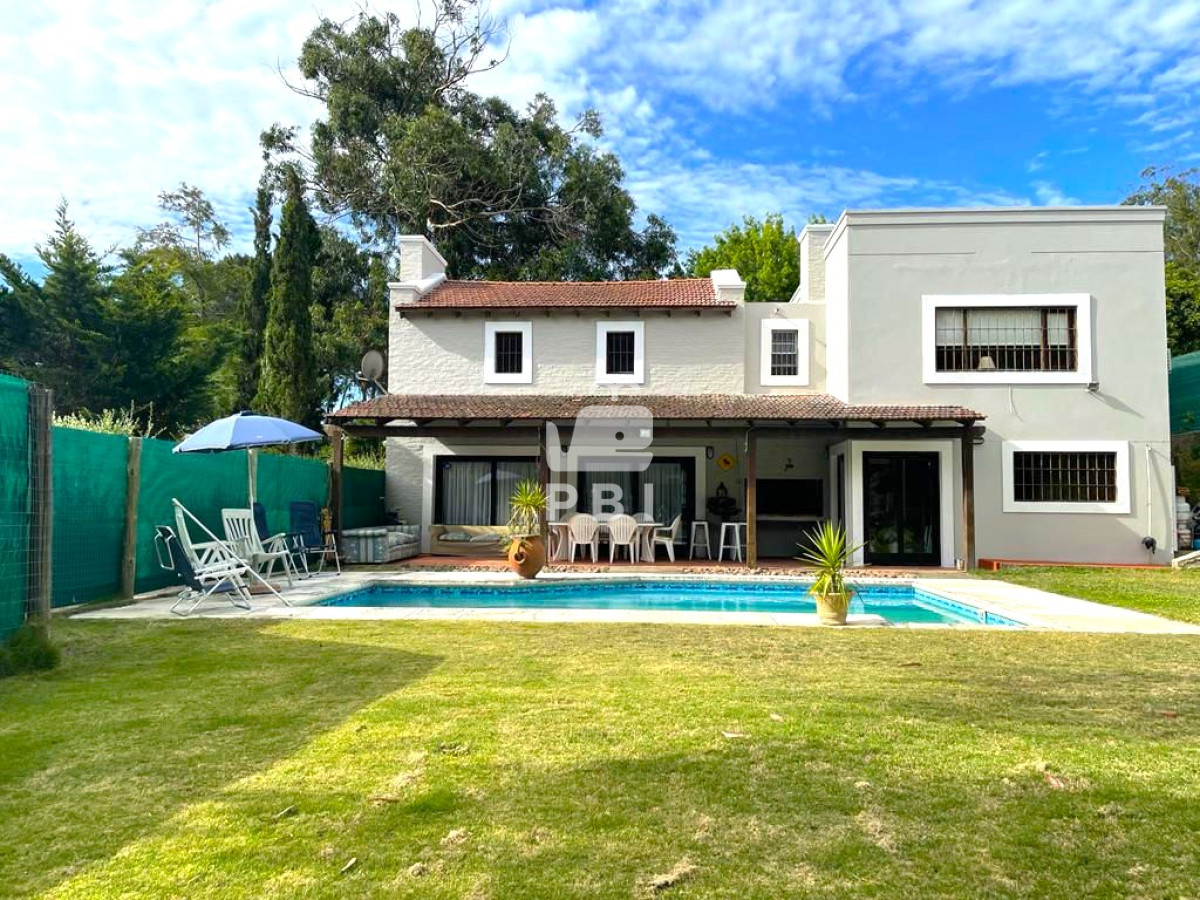 Venta de  casa 4 dormitorios+ servicio  - Ref : PBI12151