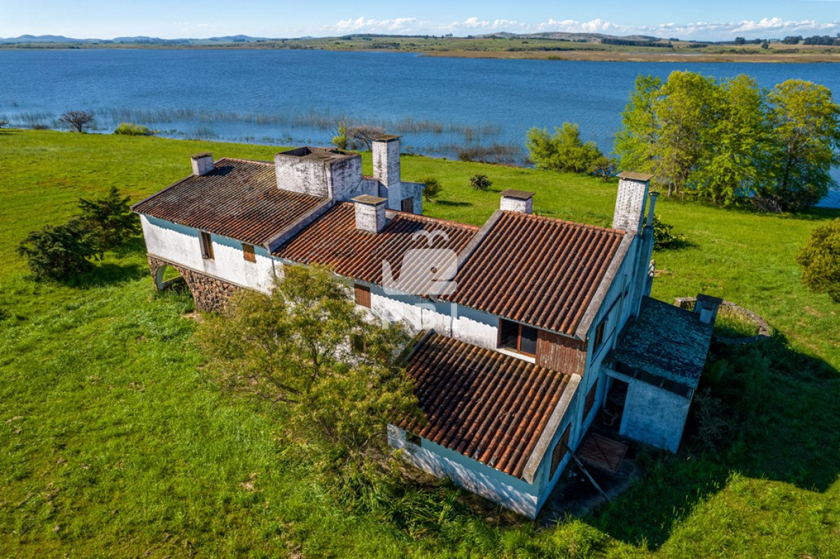 Casa 4 DORMITORIOS en Laguna de los Cisnes, Punta Ballena - Ref : PBI2465