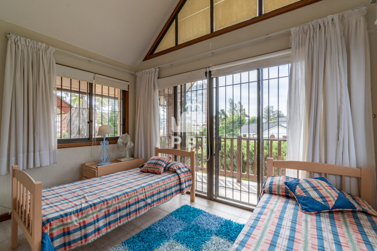 VmVudGEgY2FzYSBkZSA3IGRvcm1pdG9yaW9zLFBsYXlhIE1hbnNhLCBQdW50YSBkZWwgRXN0ZSAtIFJlZiA6IFBCSTI5MTU=