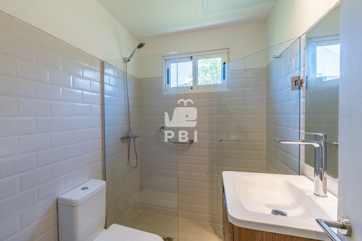 Q2FzYSA0IERPUk1JVE9SSU9TIGVuIENhbWlubyBMdXNzaWNoLCBQdW50YSBCYWxsZW5hIC0gUmVmIDogUEJJMjQ3NA==