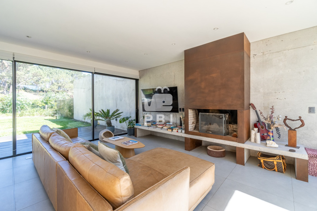 Q2FzYSBkZSAzIGRvcm1pdG9yaW9zIGVuIEFsbWFyLCBDbHViIGRlbCBMYWdvIC0gUmVmIDogUEJJMTQyMzY=