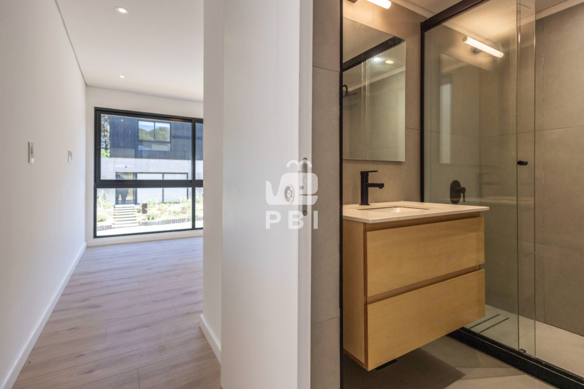 Q2FzYSAzIERPUk1JVE9SSU9TIGVuIENsdWIgZGVsIExhZ28sIFB1bnRhIEJhbGxlbmEgLSBSZWYgOiBQQkkyNjU0