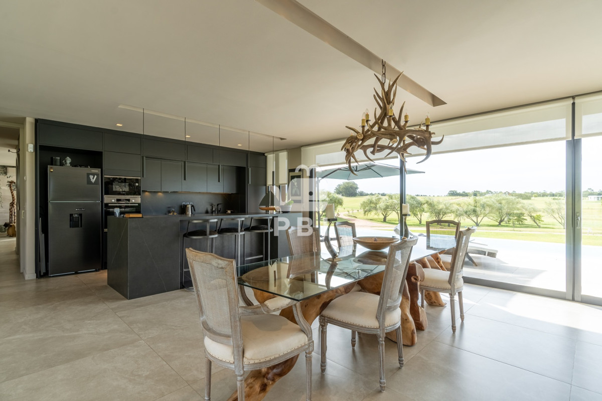 Q2FzYSBkZSAyIGRvcm1pdG9yaW9zIGVuIExhZ3VuYSBkZSBsb3MgQ2lzbmVzIC0gUmVmIDogUEJJMzIzOA==