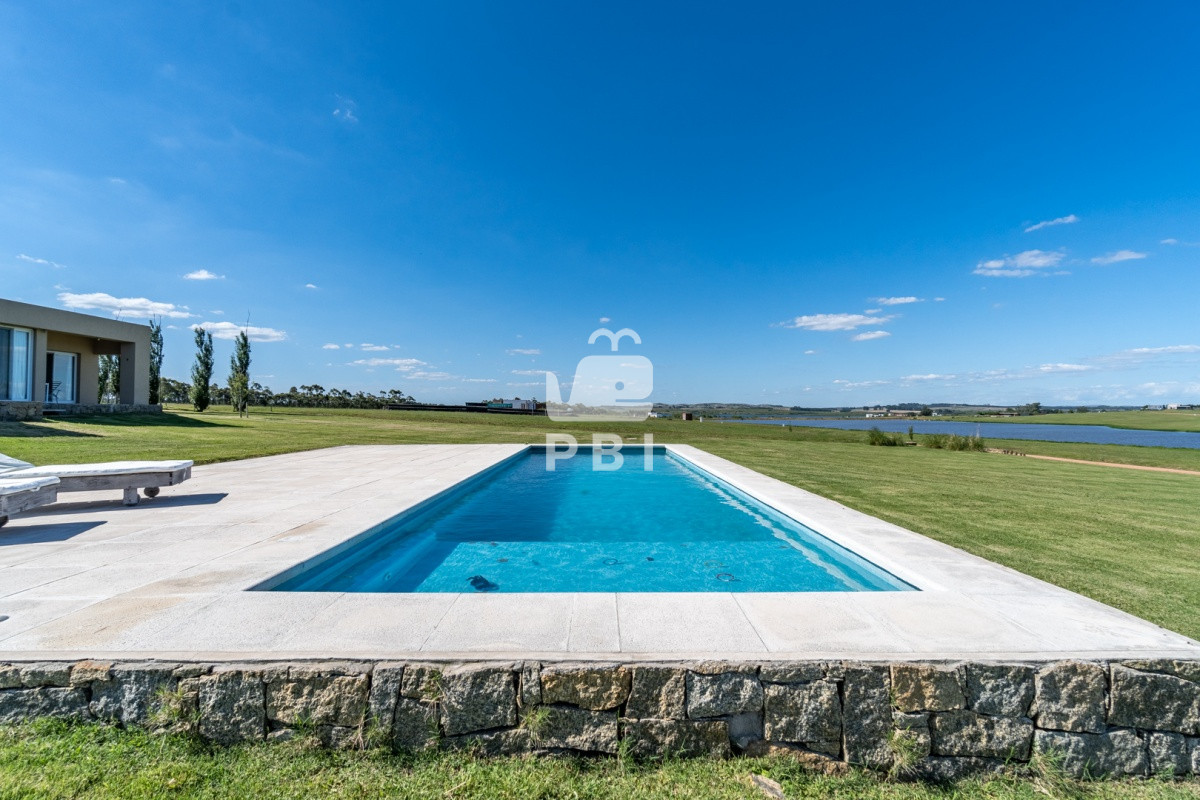 Q2FzYSA2IERPUk1JVE9SSU9TIGVuIExhZ3VuYSBkZSBsb3MgQ2lzbmVzLCBQdW50YSBCYWxsZW5hIC0gUmVmIDogUEJJMjg3MQ==