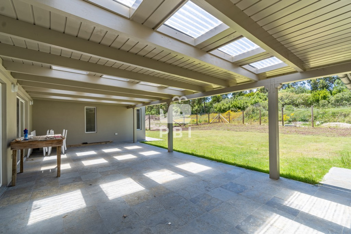 Q2FzYSA0IERPUk1JVE9SSU9TIGVuIENhbWlubyBMdXNzaWNoLCBQdW50YSBCYWxsZW5hIC0gUmVmIDogUEJJMjQ3NA==