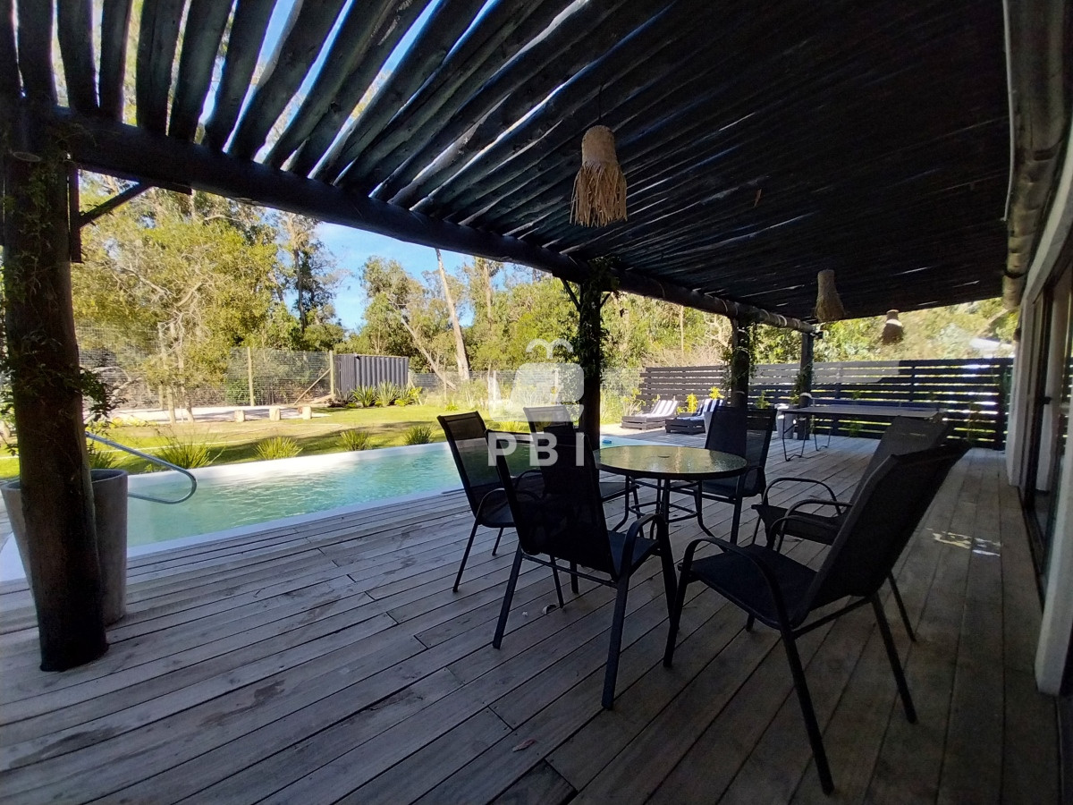 Q2FzYSA0IERPUk1JVE9SSU9TIGVuIEVkZW4gUm9jaywgTWFsZG9uYWRvIC0gUmVmIDogUEJJMTMxNTk=