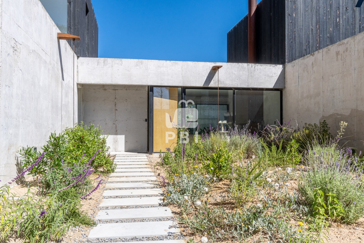 Q2FzYSBkZSAzIGRvcm1pdG9yaW9zIGVuIEFsbWFyLCBDbHViIGRlbCBMYWdvIC0gUmVmIDogUEJJMTQyMzY=