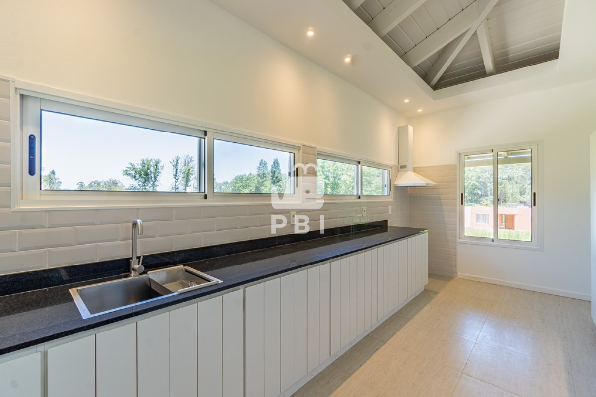 Q2FzYSA0IERPUk1JVE9SSU9TIGVuIENhbWlubyBMdXNzaWNoLCBQdW50YSBCYWxsZW5hIC0gUmVmIDogUEJJMjQ3NA==