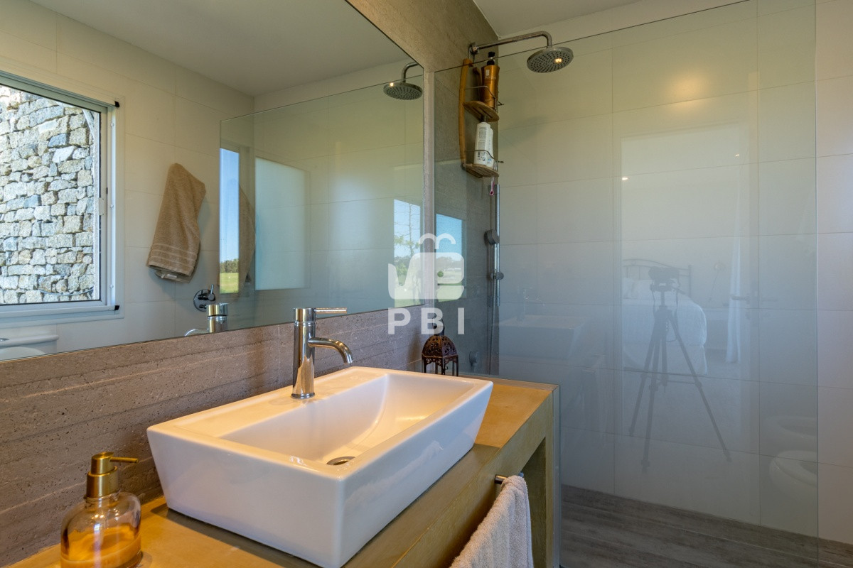 Q2FzYSA2IERPUk1JVE9SSU9TIGVuIExhZ3VuYSBkZSBsb3MgQ2lzbmVzLCBQdW50YSBCYWxsZW5hIC0gUmVmIDogUEJJMjg3MQ==