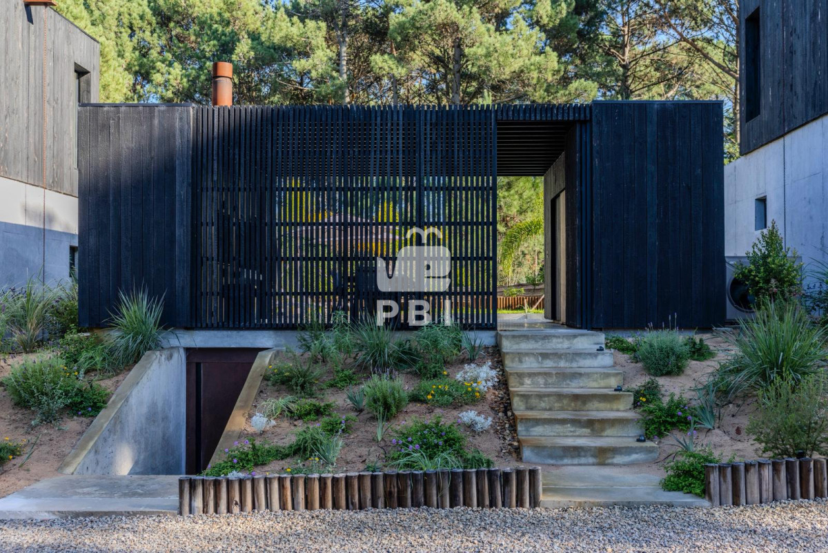 Q2FzYSBkZSAzIGRvcm1pdG9yaW9zIGVuIEFsbWFyLCBDbHViIGRlbCBMYWdvIC0gUmVmIDogUEJJMTQyMzY=