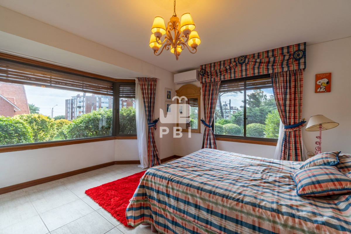 VmVudGEgY2FzYSBkZSA3IGRvcm1pdG9yaW9zLFBsYXlhIE1hbnNhLCBQdW50YSBkZWwgRXN0ZSAtIFJlZiA6IFBCSTI5MTU=