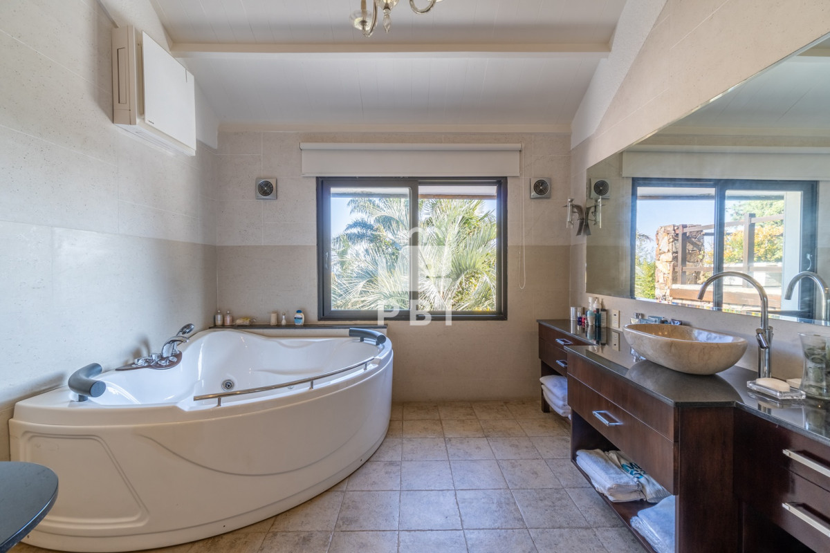 Q2FzYSBlbiB2ZW50YSAxMyBkb3JtaXRvcmlvcyBlbiBSaW5jb25hZGEgQWx0YSwgUHVudGEgQmFsbGVuYS4gLSBSZWYgOiBQQkkxMzg1OQ==