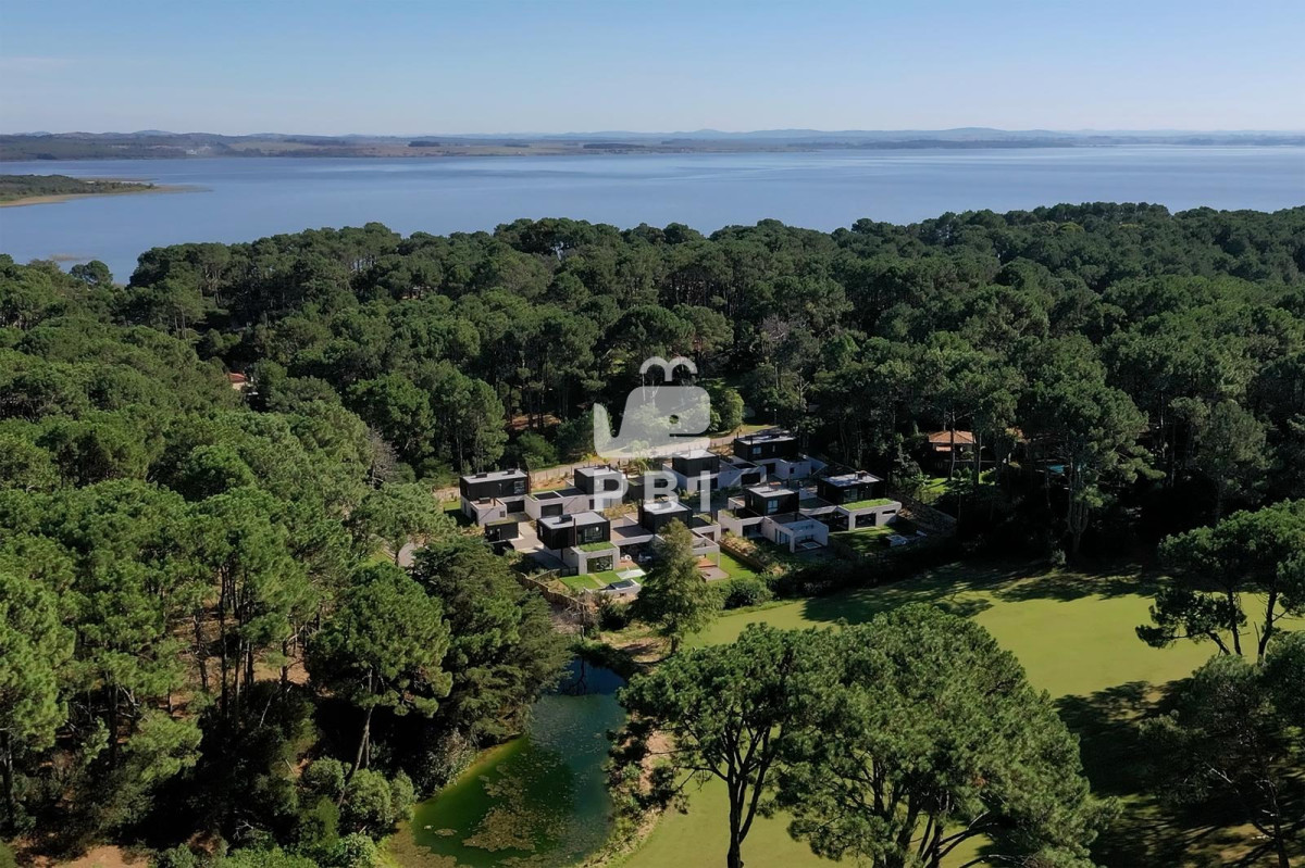 Q2FzYSAzIERPUk1JVE9SSU9TIGVuIENsdWIgZGVsIExhZ28sIFB1bnRhIEJhbGxlbmEgLSBSZWYgOiBQQkkyNjUy