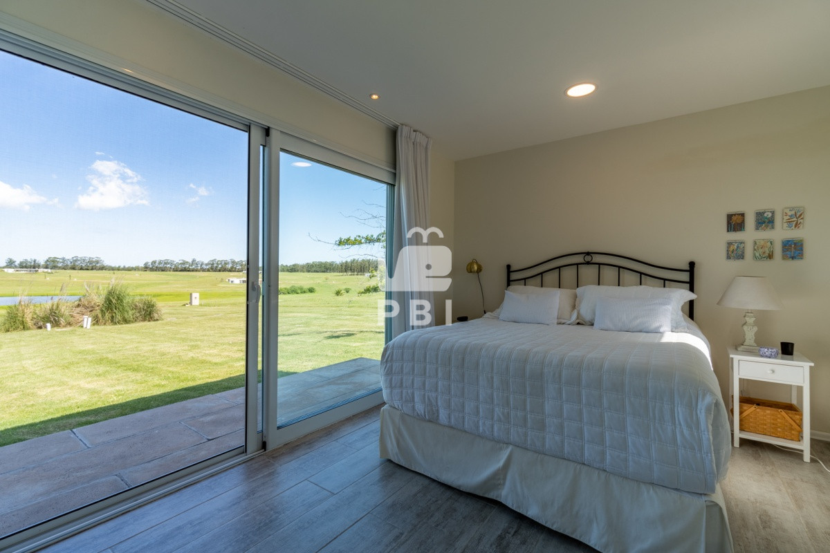 Q2FzYSA2IERPUk1JVE9SSU9TIGVuIExhZ3VuYSBkZSBsb3MgQ2lzbmVzLCBQdW50YSBCYWxsZW5hIC0gUmVmIDogUEJJMjg3MQ==