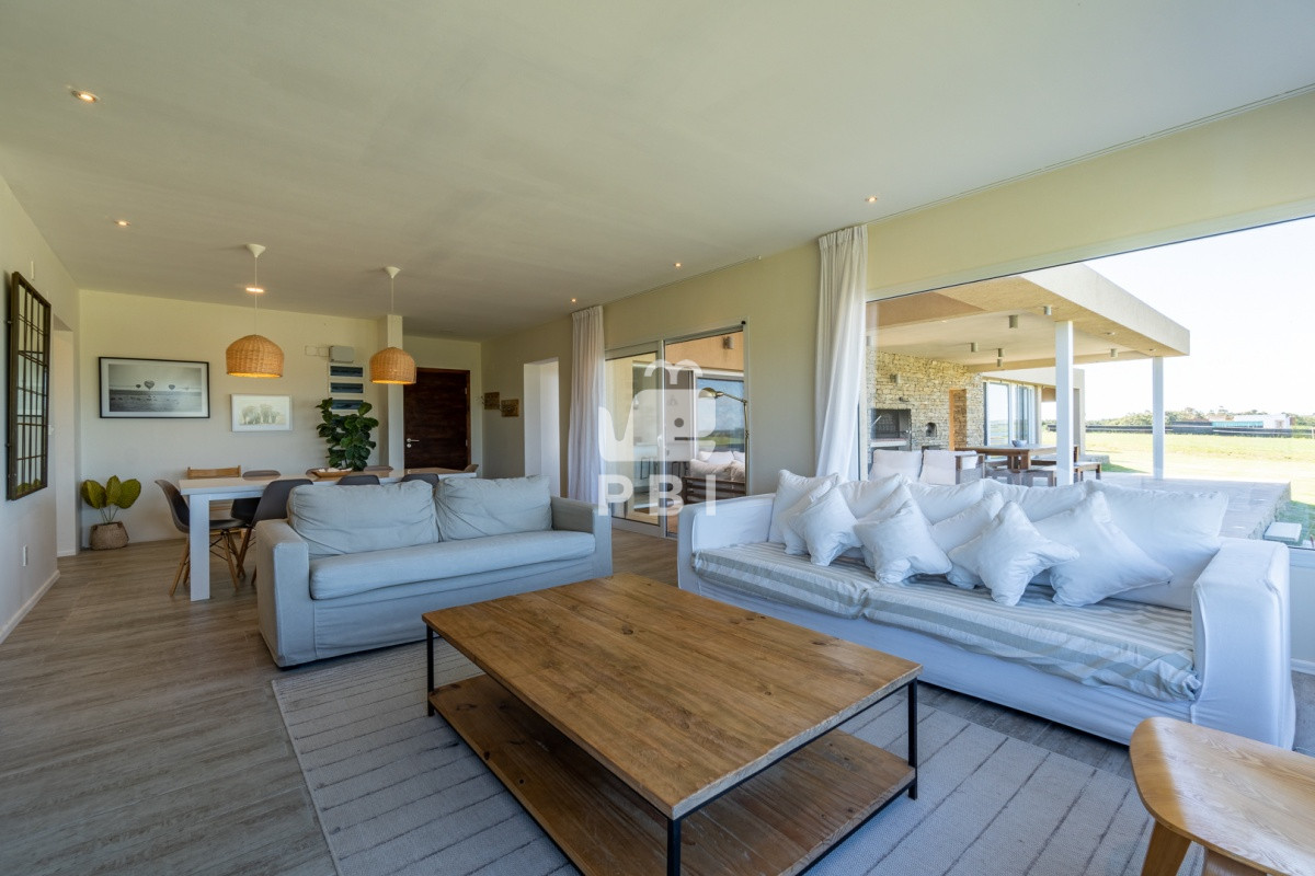 Q2FzYSA2IERPUk1JVE9SSU9TIGVuIExhZ3VuYSBkZSBsb3MgQ2lzbmVzLCBQdW50YSBCYWxsZW5hIC0gUmVmIDogUEJJMjg3MQ==