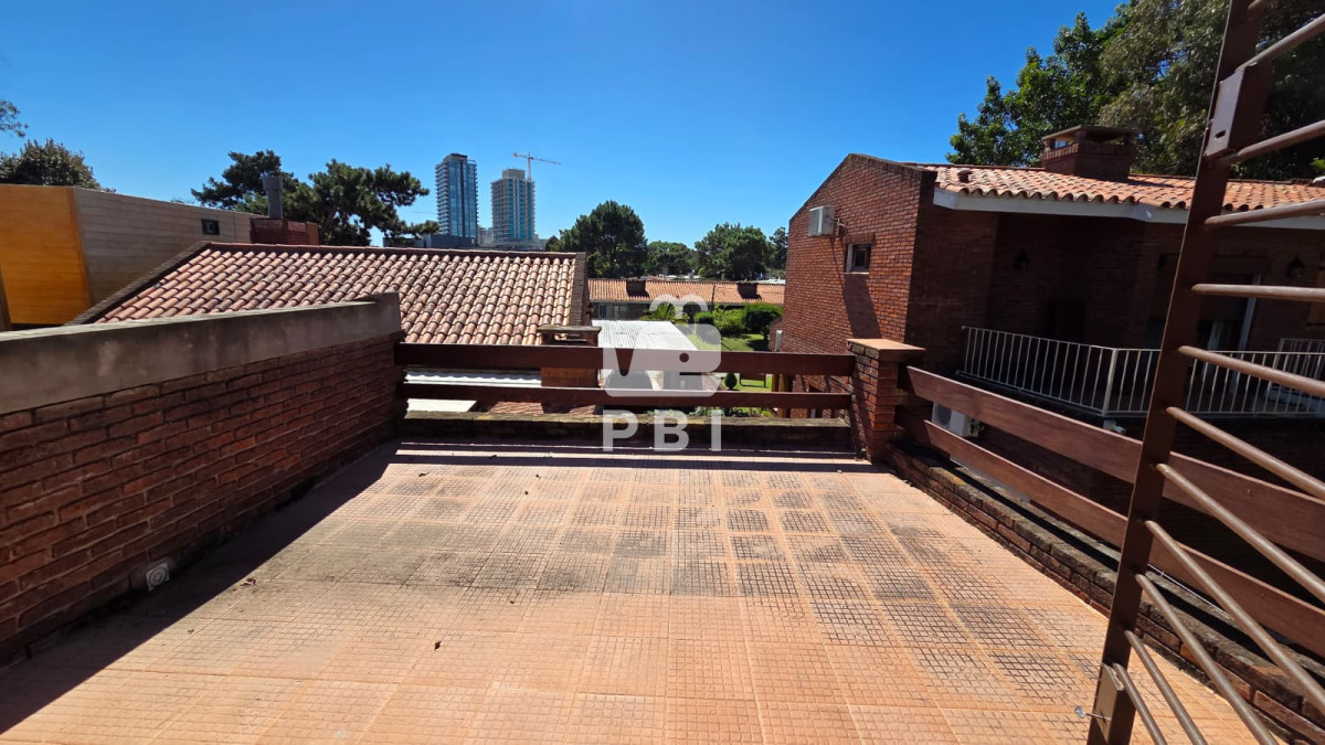 Q2FzYSAzIGRvcm1pdG9yaW9zIGVuIFB1bnRhIGRlbCBFc3RlIC0gUmVmIDogUEJJMTU3NzA=