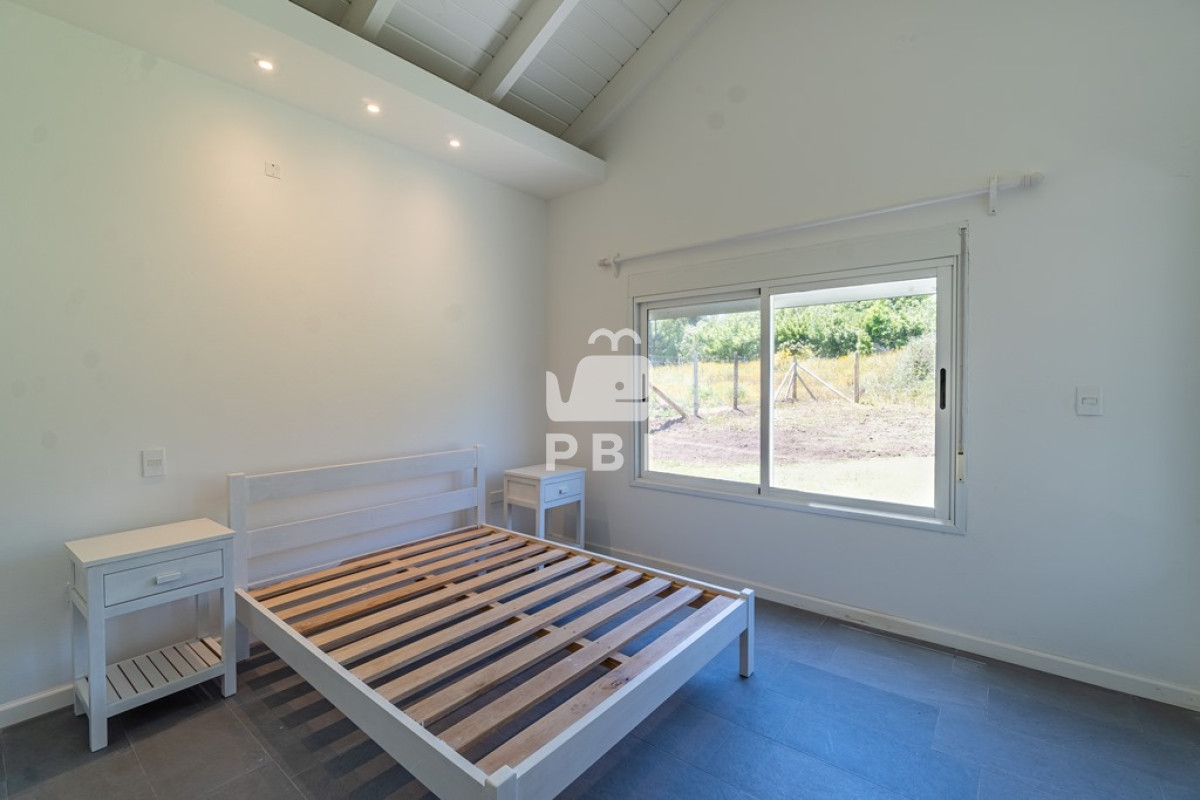 Q2FzYSA0IERPUk1JVE9SSU9TIGVuIENhbWlubyBMdXNzaWNoLCBQdW50YSBCYWxsZW5hIC0gUmVmIDogUEJJMjQ3NA==