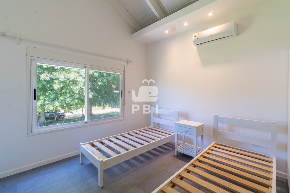 Q2FzYSA0IERPUk1JVE9SSU9TIGVuIENhbWlubyBMdXNzaWNoLCBQdW50YSBCYWxsZW5hIC0gUmVmIDogUEJJMjQ3NA==