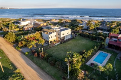 Casa de 3 dormitorios en Tio Tom con 2 terrenos, Punta Ballena - Ref : PBI12488