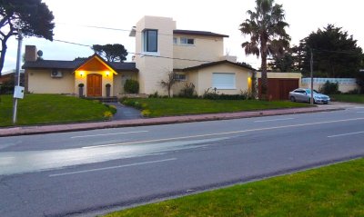 Casa  4 DORMITORIOS, playa Mansa  - Ref : PBI12092