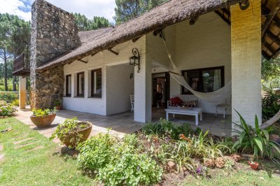 Casa de 5 dormitorios en Club del Lago, Punta Ballena. - Ref : PBI13371