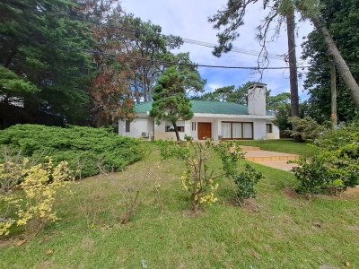 Venta de casa 5 dormitorios mas servicio  - Ref : PBI13550