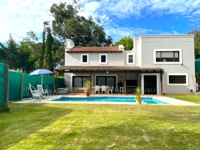 Venta de  casa 4 dormitorios+ servicio  - Ref : PBI12151