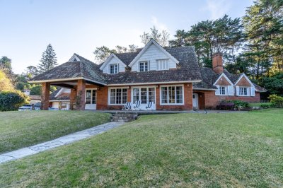 Exclusiva propiedad en venta, con 5 dormitorios, El Golf, Punta del Este. - Ref : PBI13844