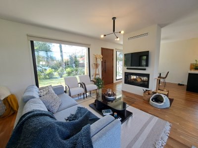 Casa de 2 dormitorios en venta en Punta del Este - Ideal para vivir todo el año - Ref : PBI15167