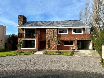 Venta de  casa 4 DORMITORIOS en Barrio Privado 