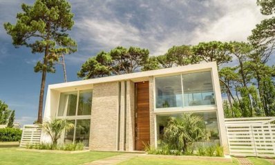 Casa -  4 DORMITORIOS Punta del Este - Ref : PBI12056