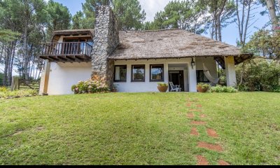 Casa de 5 dormitorios en Club del Lago, Punta Ballena. - Ref : PBI13371