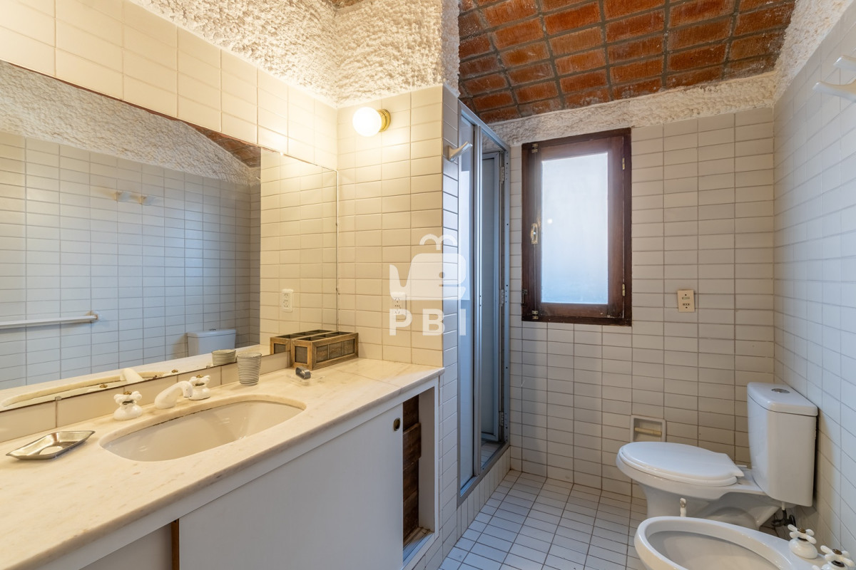 SW52ZXJ0w60gZW4gQ2FsaWRhZDogUHJvcGllZGFkIGRlIDQgRG9ybWl0b3Jpb3MgZW4gUHVudGEgZGVsIEVzdGUgLSBSZWYgOiBQQkkxMzgzOA==