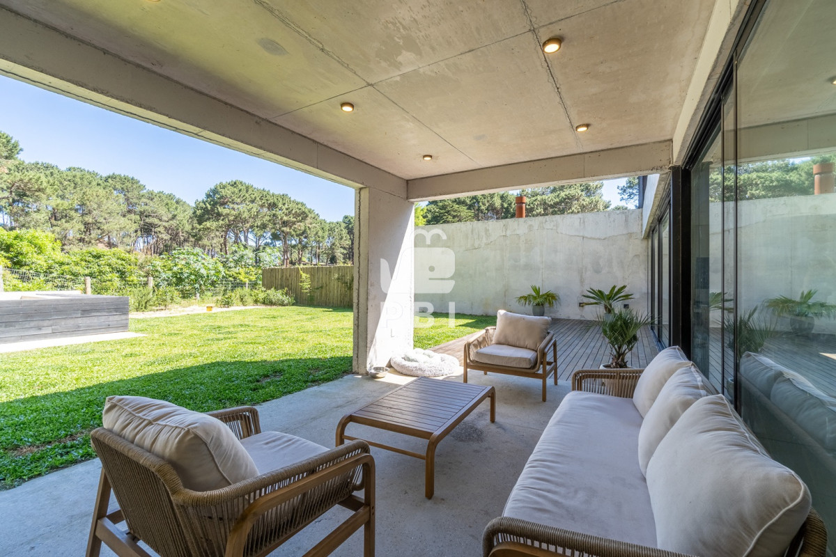 Q2FzYSBkZSAzIGRvcm1pdG9yaW9zIGVuIEFsbWFyLCBDbHViIGRlbCBMYWdvIC0gUmVmIDogUEJJMTQyMzY=