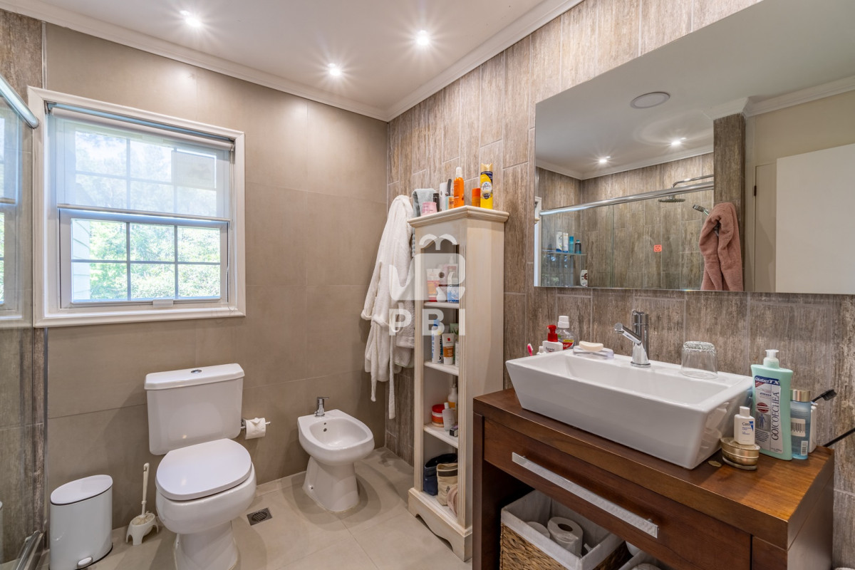 Q2FzYSBkZSAzIGRvcm1pdG9yaW9zIGVuIExhcyBDdW1icmVzLCBQdW50YSBCYWxsZW5hIC0gUmVmIDogUEJJMTMwNDQ=